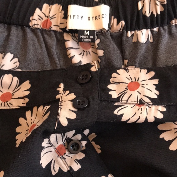 Fifty Street Daisy Print Mini-Skirt - Picture 3 of 3